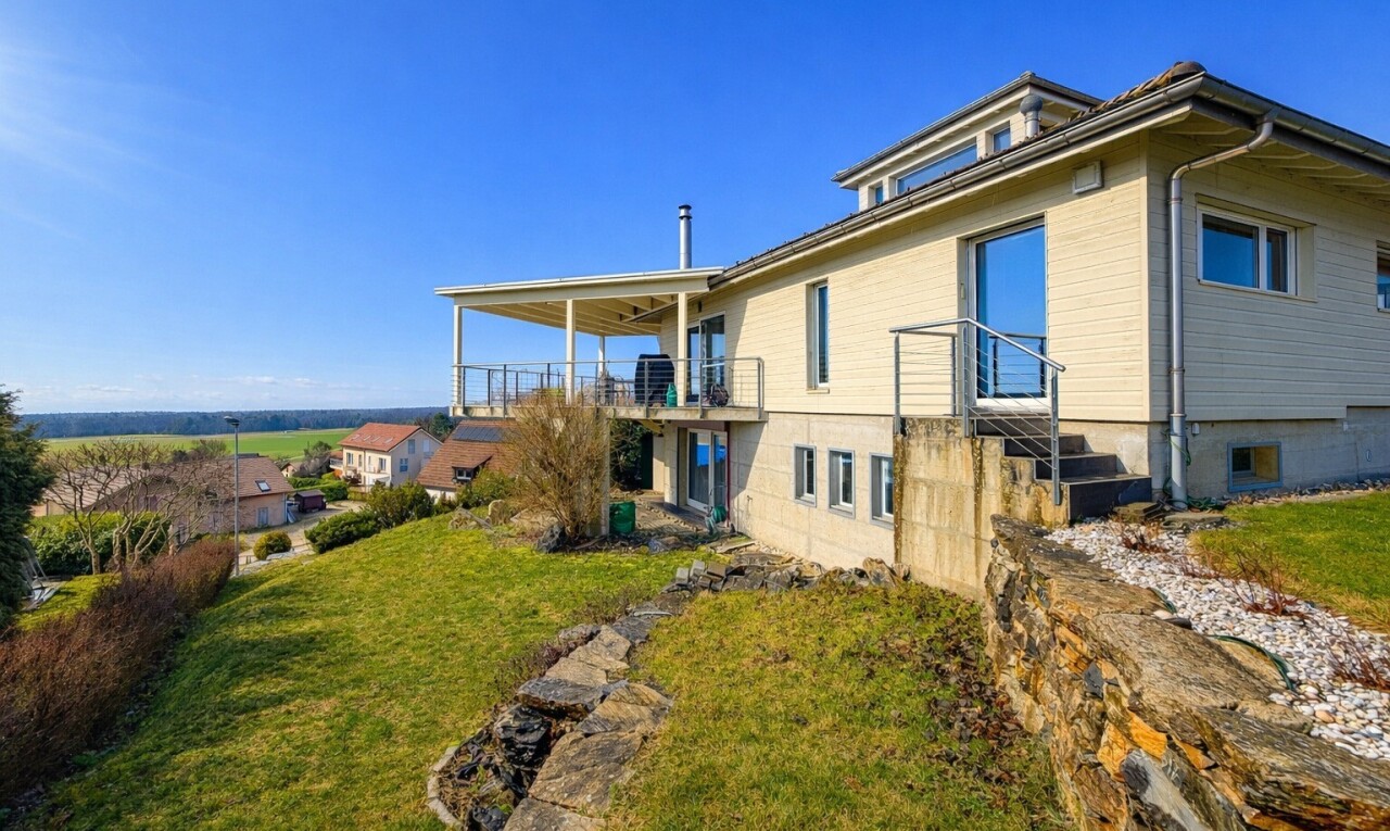 façade avec pelouse, property visible, balcon, day time, et bardage horizontal