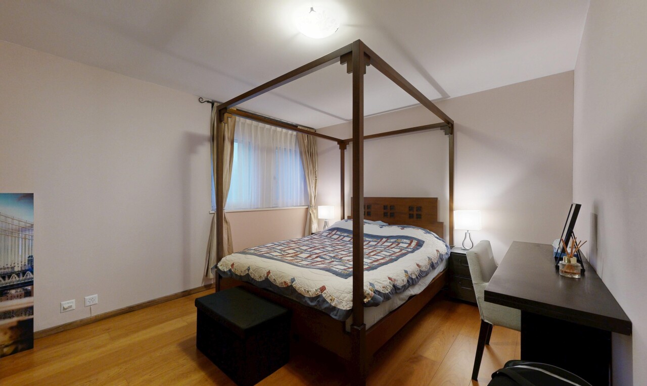 chambre avec inside property, cloison sèche, drywall, sol en finition bois, et wood finish floor