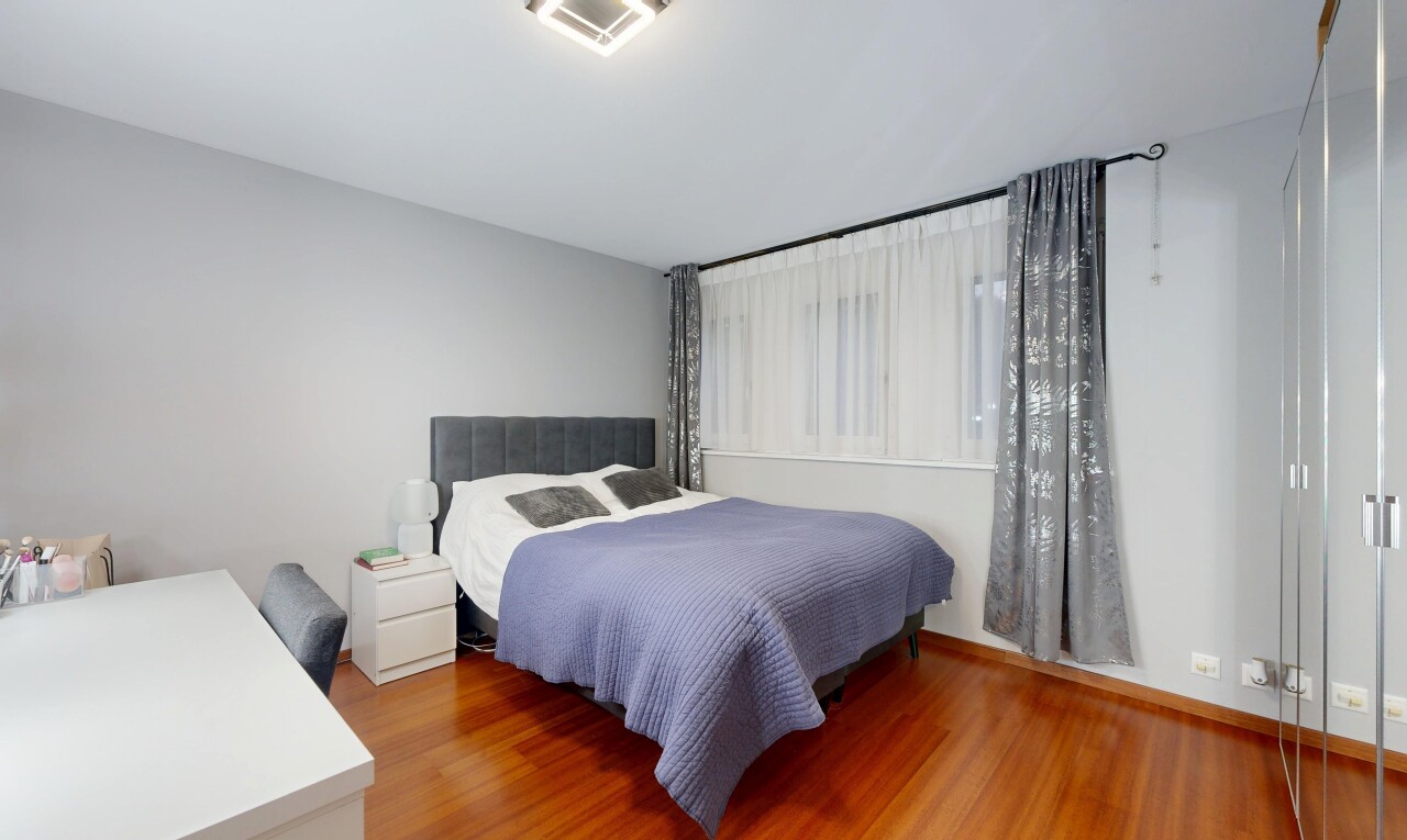 chambre avec inside property, drywall, cloison sèche, wood finish floor, et sol en finition bois