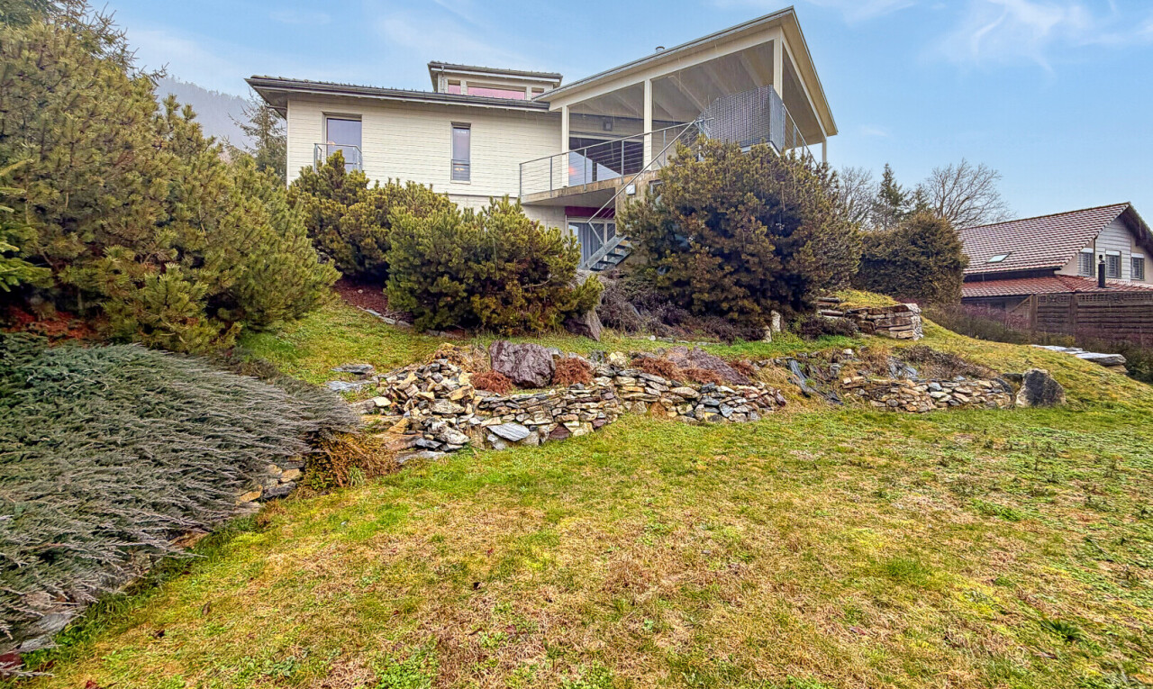 jardin avec day time, pelouse, property visible, escaliers, et terrasse