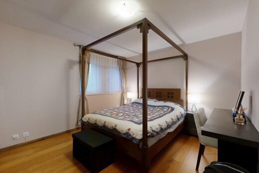 zimmer / schlafzimmer mit inside property, gipskartonwand, drywall, holzfußboden, und wood finish floor