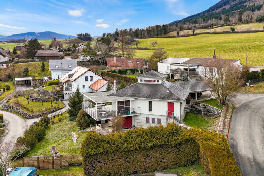 façade avec balcon, mountain view, vue sur la montagne, day time, et rural view