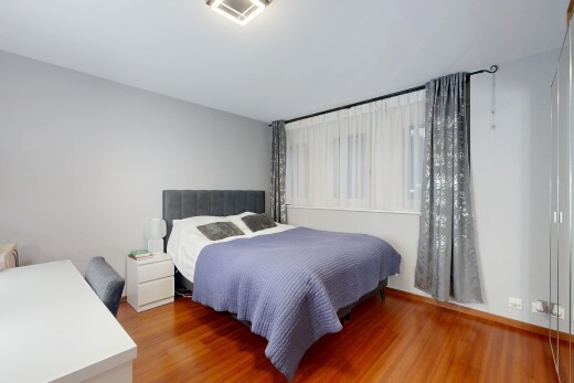 zimmer / schlafzimmer mit inside property, drywall, gipskartonwand, wood finish floor, und holzfußboden