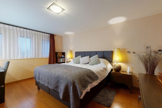 zimmer / schlafzimmer mit drywall, gipskartonwand, wood finish floor, holzfußboden, und inside property