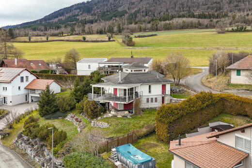 außenansicht mit balkon, zaun, drone view, und rasen