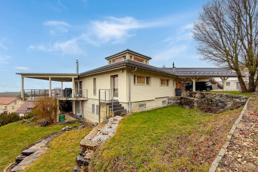 außenansicht mit property visible, rasen, day time, horizontale verkleidung, und terrasse