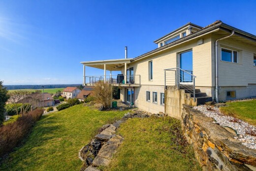 außenansicht mit rasen, property visible, balkon, day time, und horizontale verkleidung