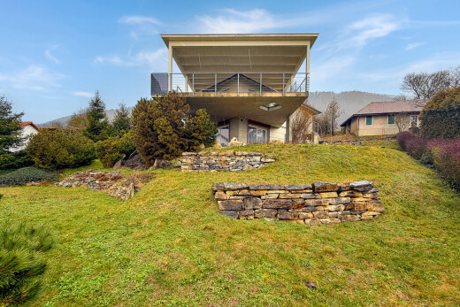 außenansicht mit day time, rasen, und property visible