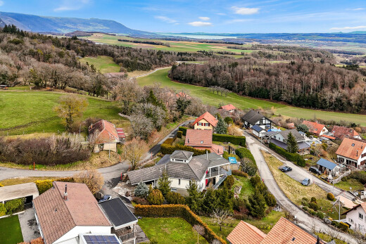 vue sur la montagne avec day time, aerial view, vue résidentielle, et residential view
