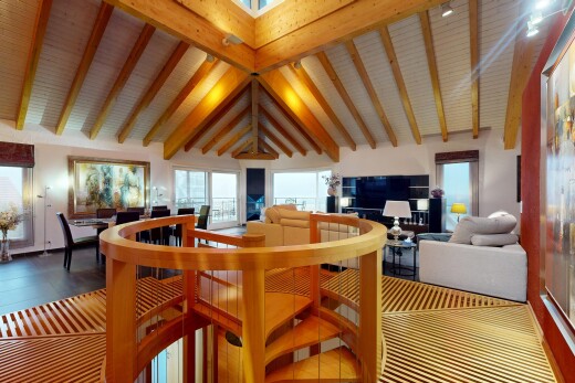 salle à manger avec plafond voûté, vaulted ceiling, inside community, lumière naturelle, et natural light