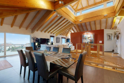 salle à manger avec inside property, vaulted ceiling, plafond voûté, natural light, et lumière naturelle