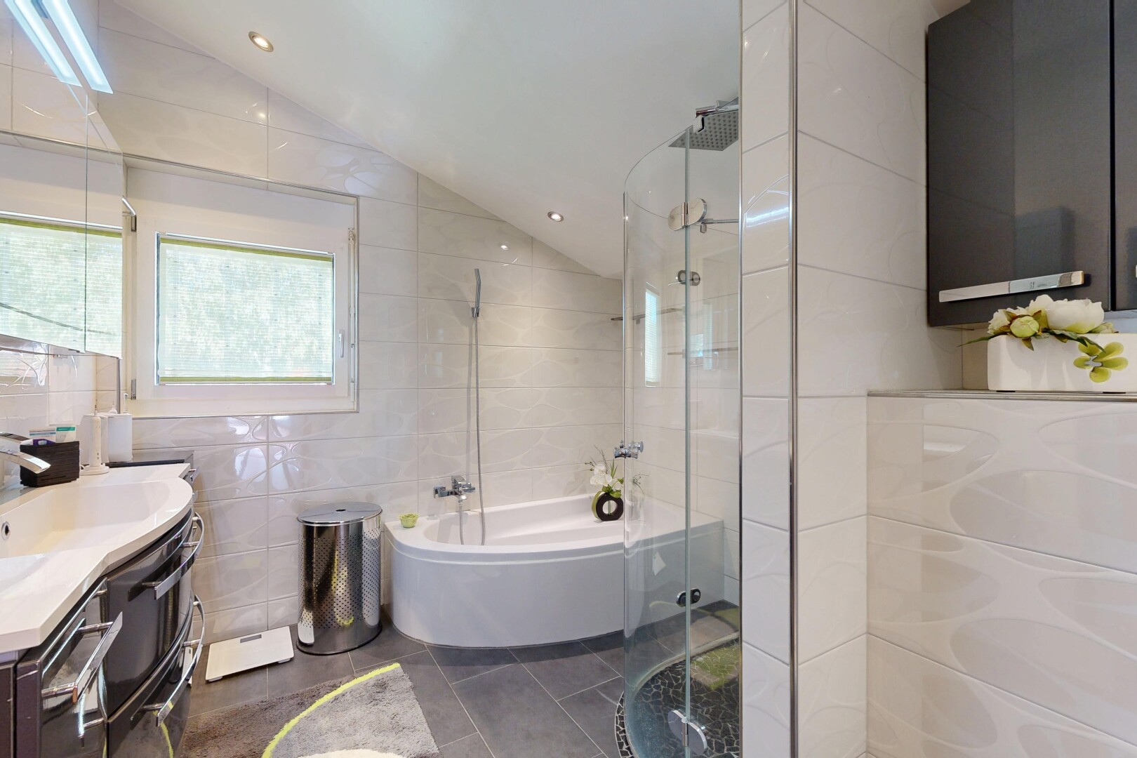 salle de bains avec tile wall, mur en carrelage, salle de bain complète, lavabo (ou coiffeuse selon le contexte), et douche