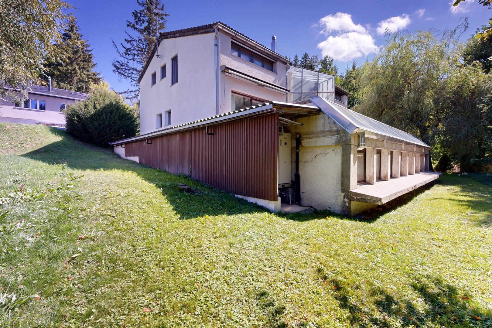 façade avec pelouse, property visible, day time, et from property
