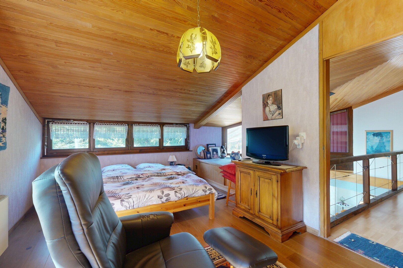 chambre avec plafond voûté, vaulted ceiling, plafond en bois, wood ceiling, et sol en finition bois