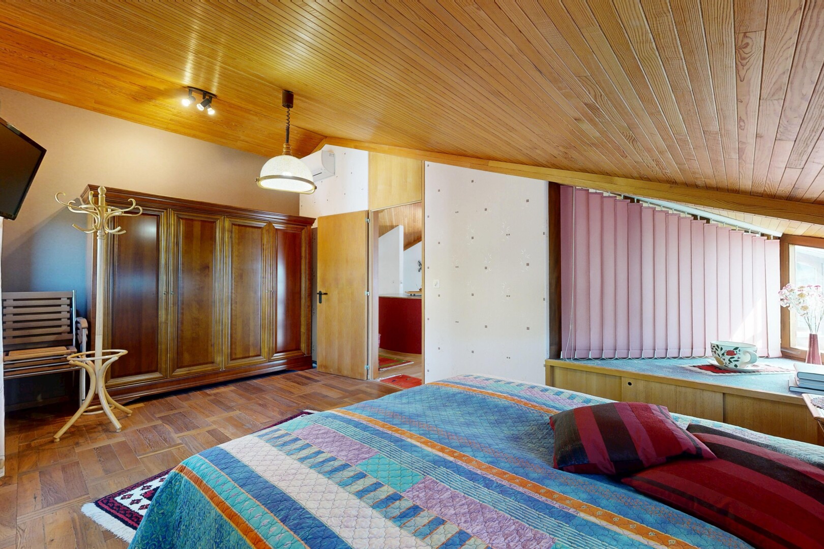 chambre avec wood ceiling, plafond en bois, vaulted ceiling, plafond voûté, et télévision