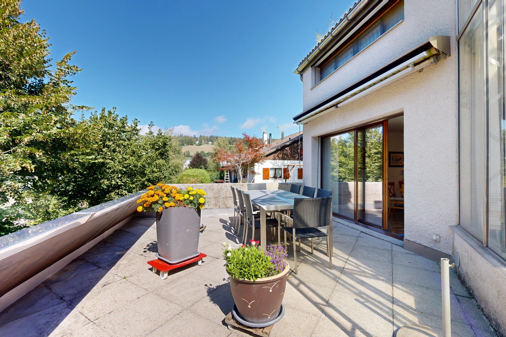 terrasse avec from property, coin repas extérieur, et day time