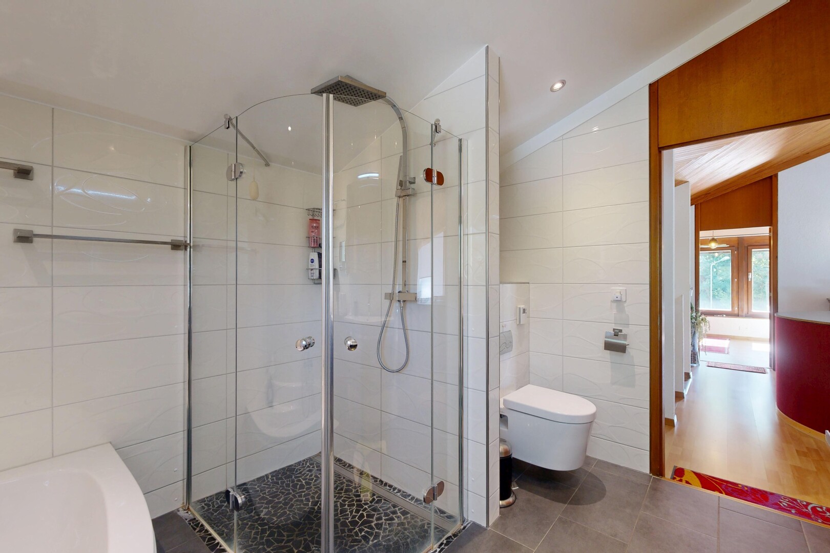 salle de bains avec salle de bain complète, mur en carrelage, tile wall, douche, et bain
