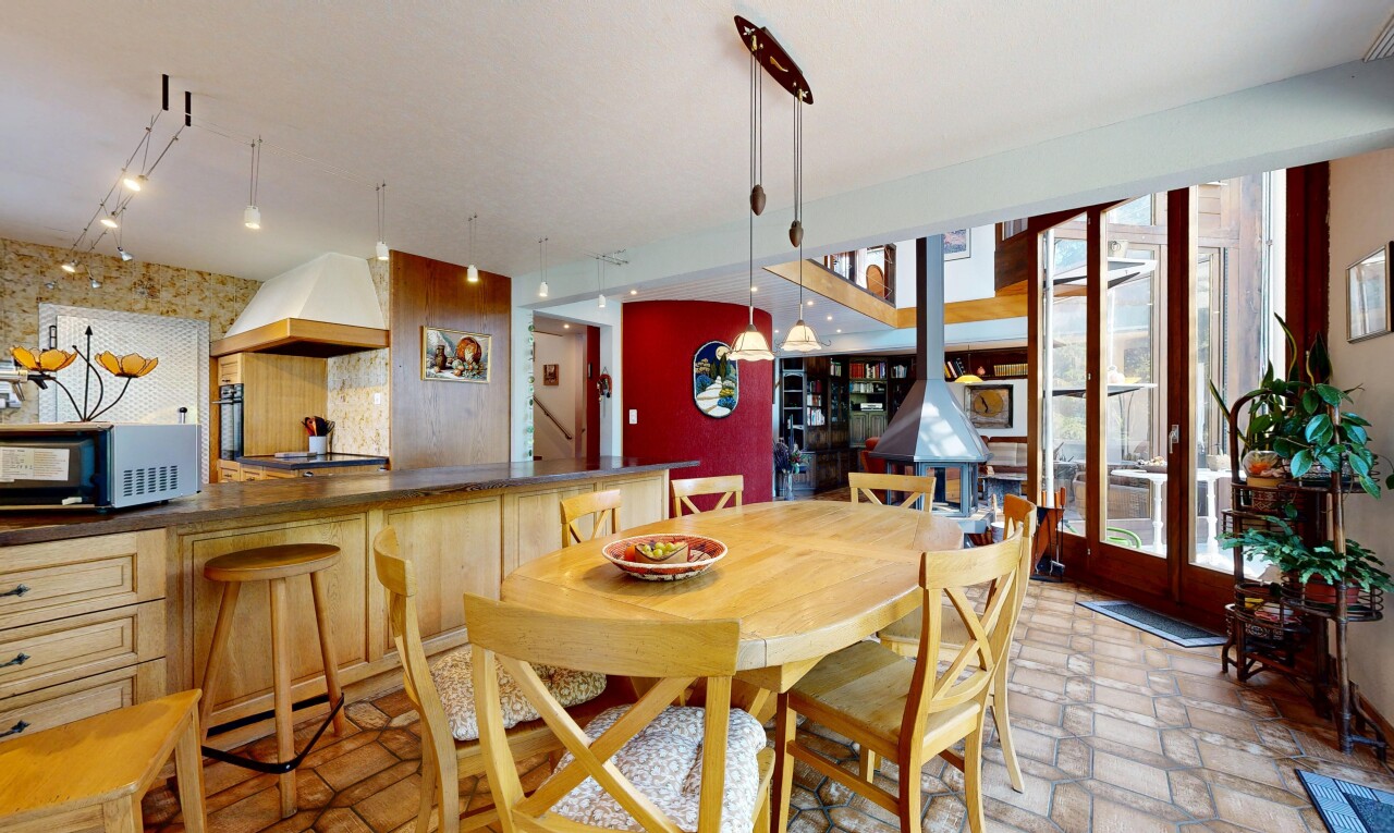 salle à manger avec éclairage suspendu, inside property, et light floor