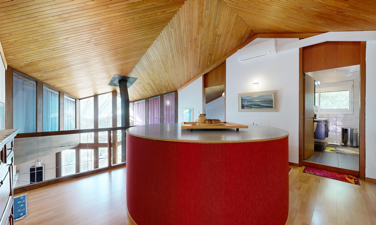 réception / lobby avec lumière naturelle, floor ceiling windows, vaulted ceiling, wood ceiling, et wood finish floor