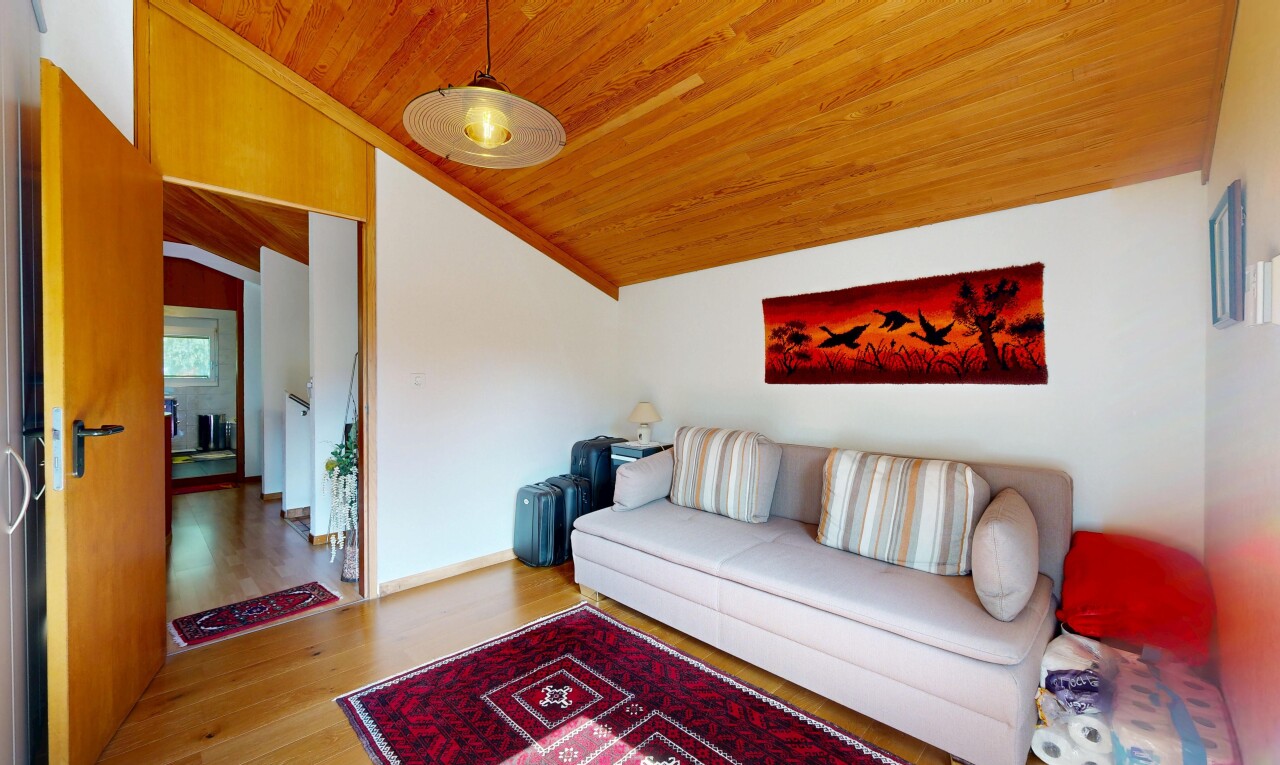 salon avec éclairage suspendu, plafond voûté, vaulted ceiling, cloison sèche, et drywall