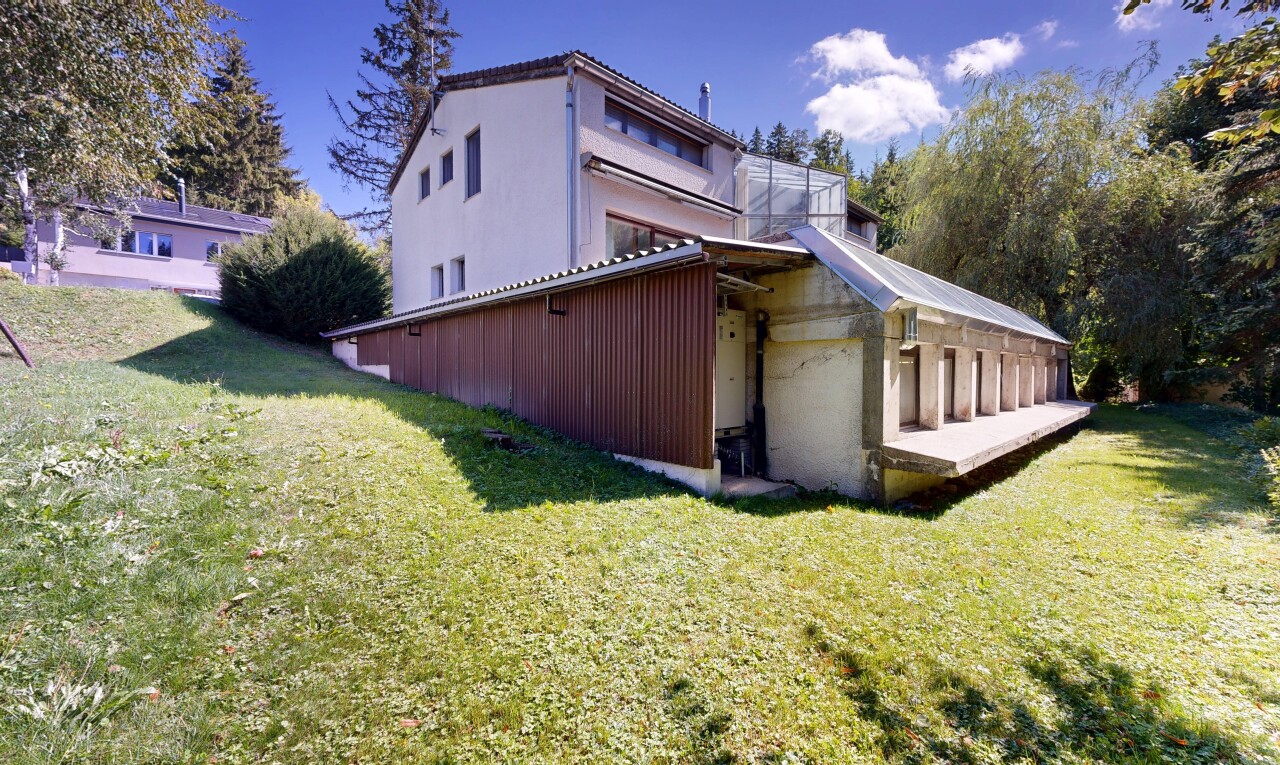 façade avec pelouse, property visible, day time, et from property