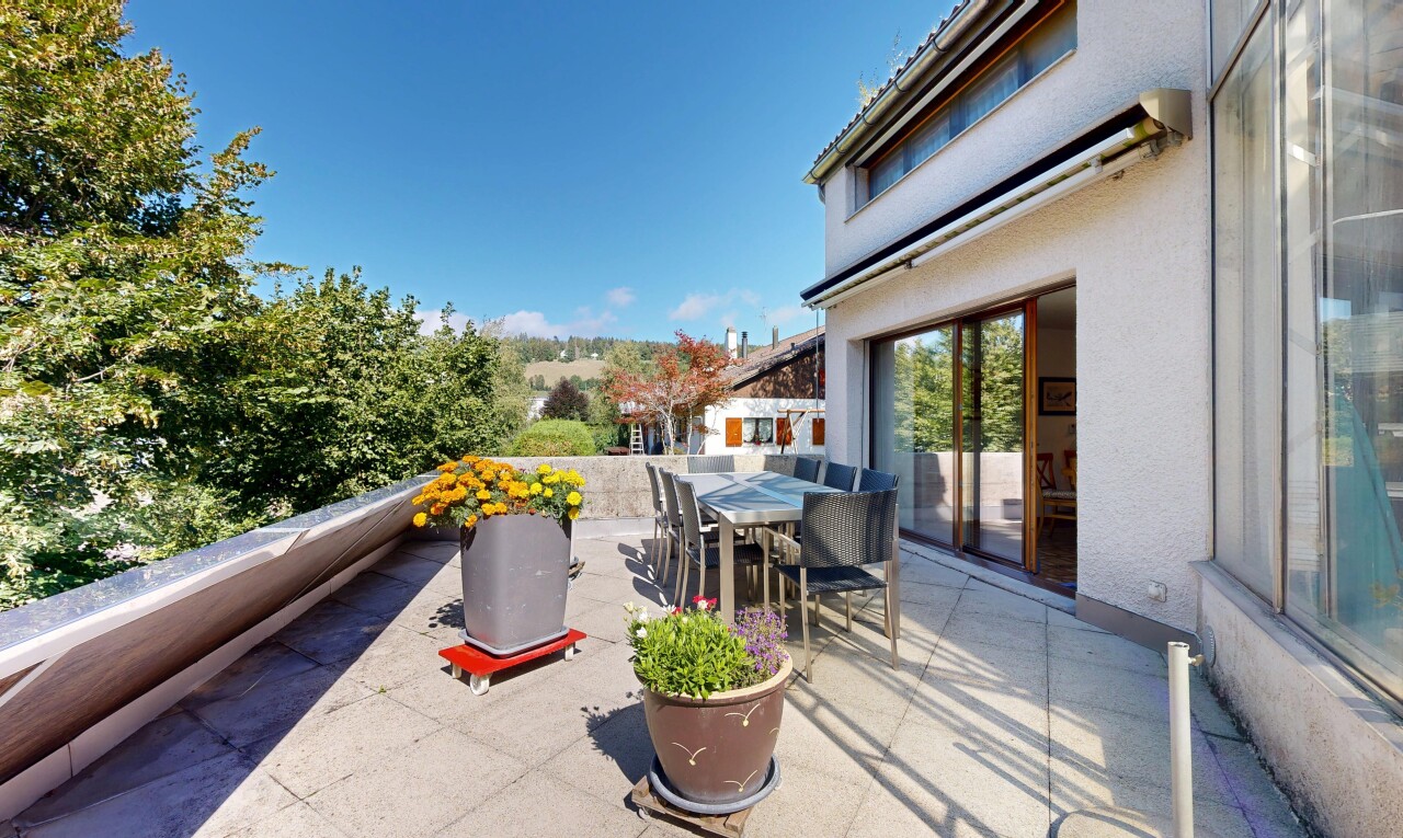 terrasse avec from property, coin repas extérieur, et day time