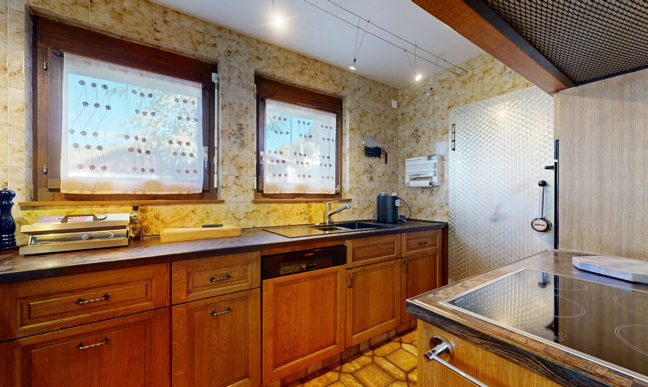 salle de bains avec lavabo (ou coiffeuse selon le contexte), light floor, évier, inside property, et salle de bain complète