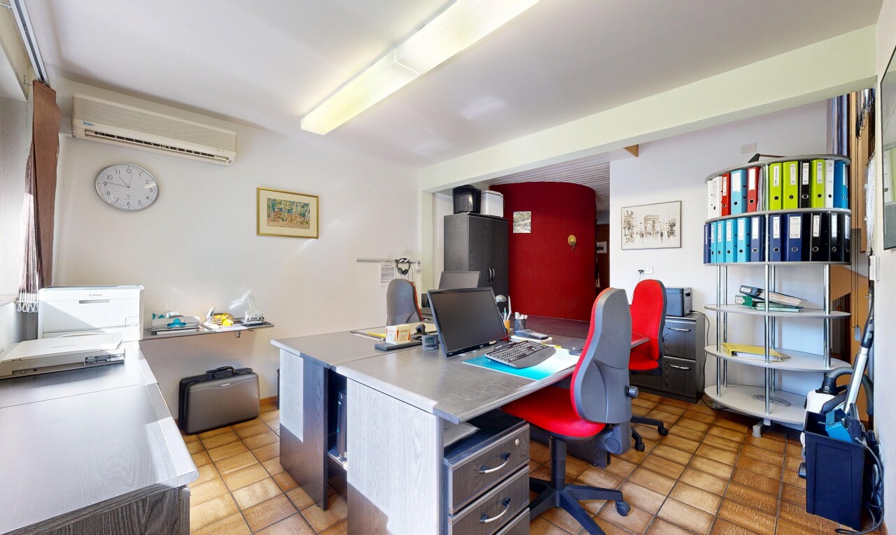 bureau avec drywall, climatiseur mural, inside community, et light floor