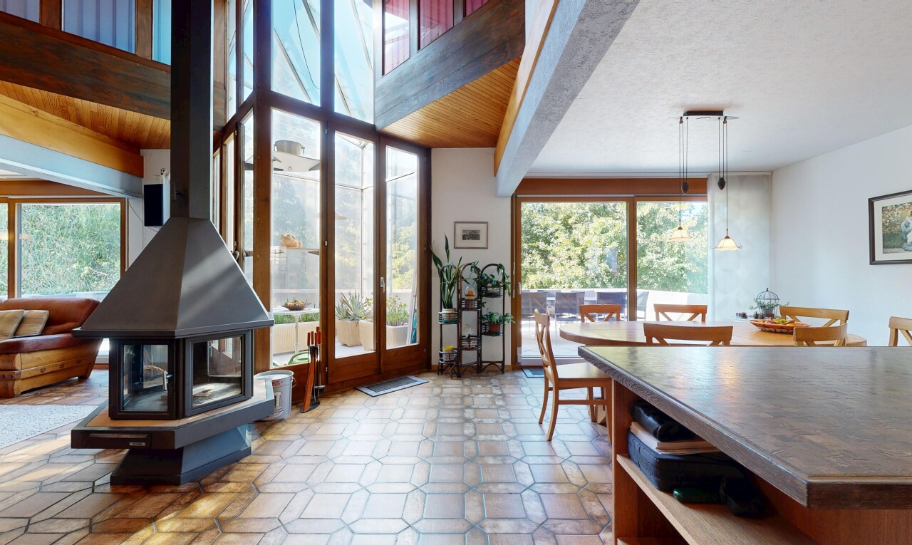 salle à manger avec poêle à bois, inside property, éclairage suspendu, drywall, et cloison sèche
