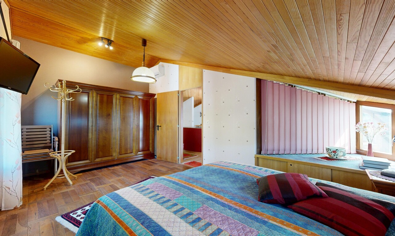 chambre avec wood ceiling, plafond en bois, vaulted ceiling, plafond voûté, et télévision