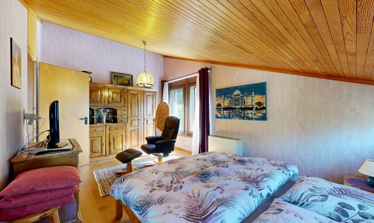 chambre avec wood ceiling, plafond en bois, vaulted ceiling, plafond voûté, et éclairage suspendu