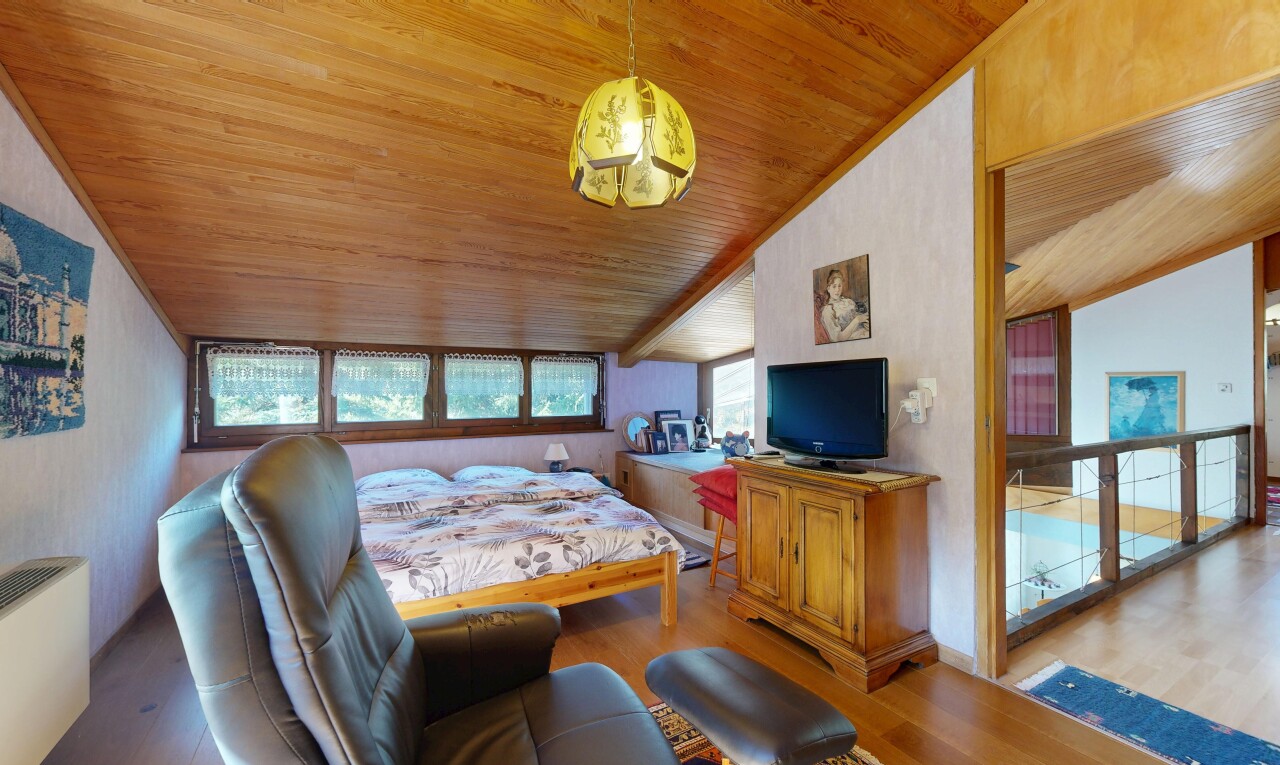 chambre avec plafond voûté, vaulted ceiling, plafond en bois, wood ceiling, et sol en finition bois