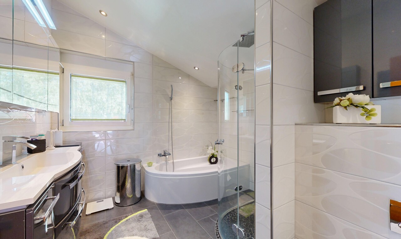 salle de bains avec tile wall, mur en carrelage, salle de bain complète, lavabo (ou coiffeuse selon le contexte), et douche