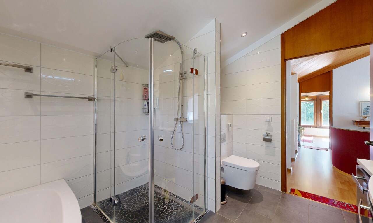 salle de bains avec salle de bain complète, mur en carrelage, tile wall, douche, et bain