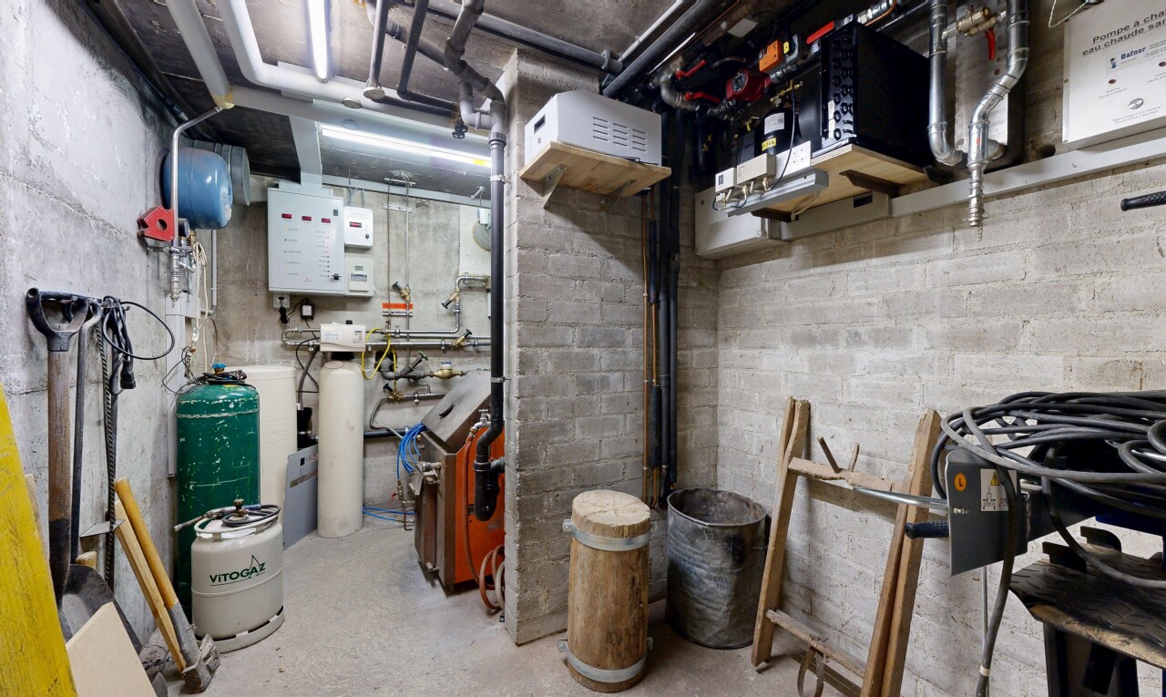 garde-manger avec sous-sol et réservoir d'expansion d'eau