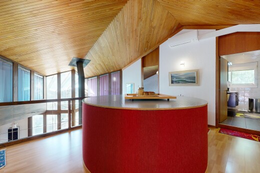 réception / lobby avec lumière naturelle, floor ceiling windows, vaulted ceiling, wood ceiling, et wood finish floor