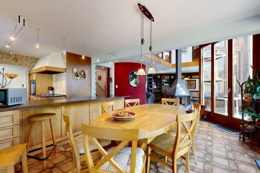 salle à manger avec éclairage suspendu, inside property, et light floor