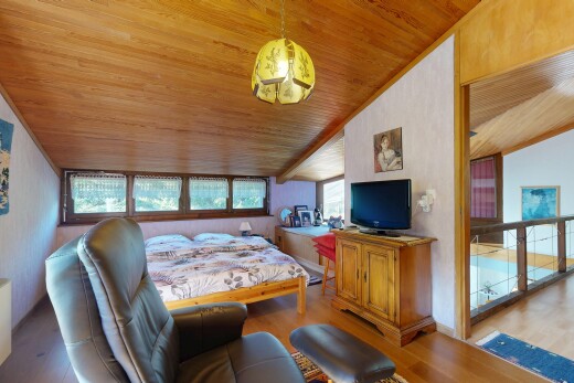 chambre avec plafond voûté, vaulted ceiling, plafond en bois, wood ceiling, et sol en finition bois