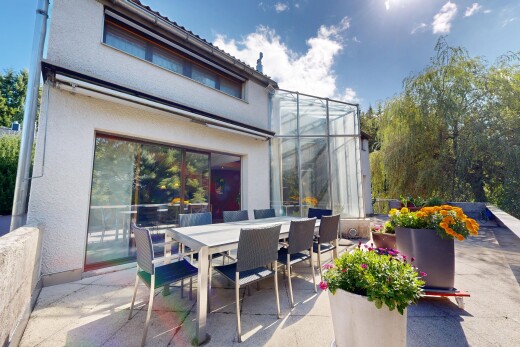 terrasse avec véranda lanai, coin repas extérieur, day time, from property, et property visible
