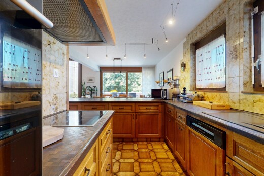 cuisine avec éclairage sur rail, dark countertops, plans de travail, hotte, et lave-vaisselle