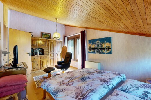 chambre avec wood ceiling, plafond en bois, vaulted ceiling, plafond voûté, et éclairage suspendu