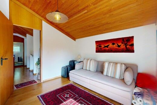 salon avec éclairage suspendu, plafond voûté, vaulted ceiling, cloison sèche, et drywall