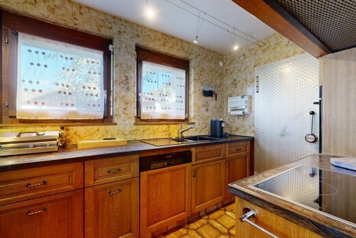 salle de bains avec lavabo (ou coiffeuse selon le contexte), light floor, évier, inside property, et salle de bain complète