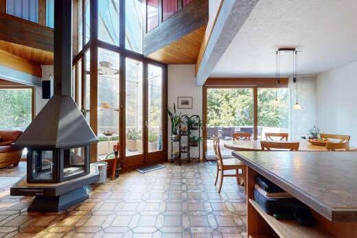 salle à manger avec poêle à bois, inside property, éclairage suspendu, drywall, et cloison sèche
