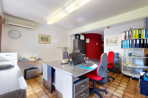 bureau avec drywall, climatiseur mural, inside community, et light floor