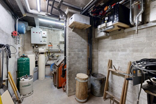 garde-manger avec sous-sol et réservoir d'expansion d'eau