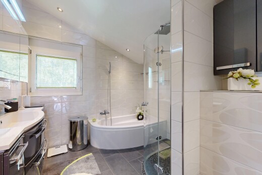 salle de bains avec tile wall, mur en carrelage, salle de bain complète, lavabo (ou coiffeuse selon le contexte), et douche