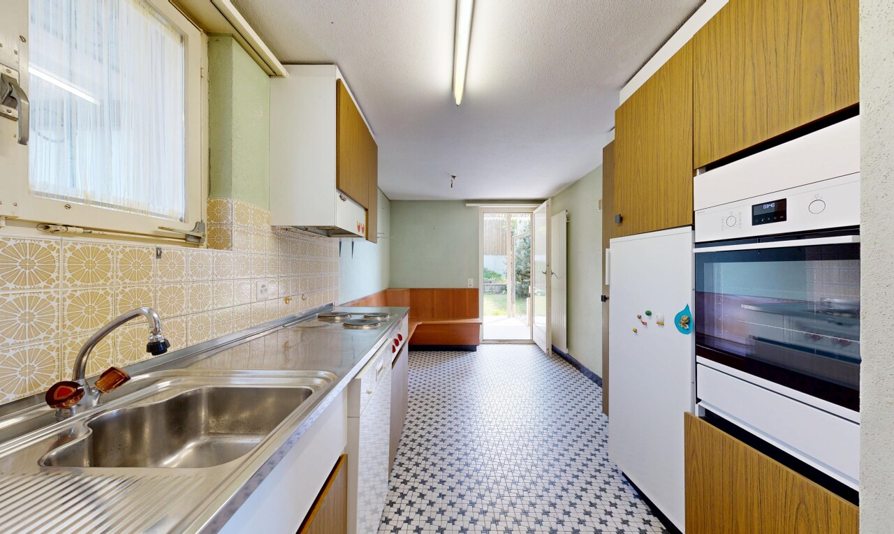 cuisine avec four, vinyl floor, sol en vinyle, évier, et inside property