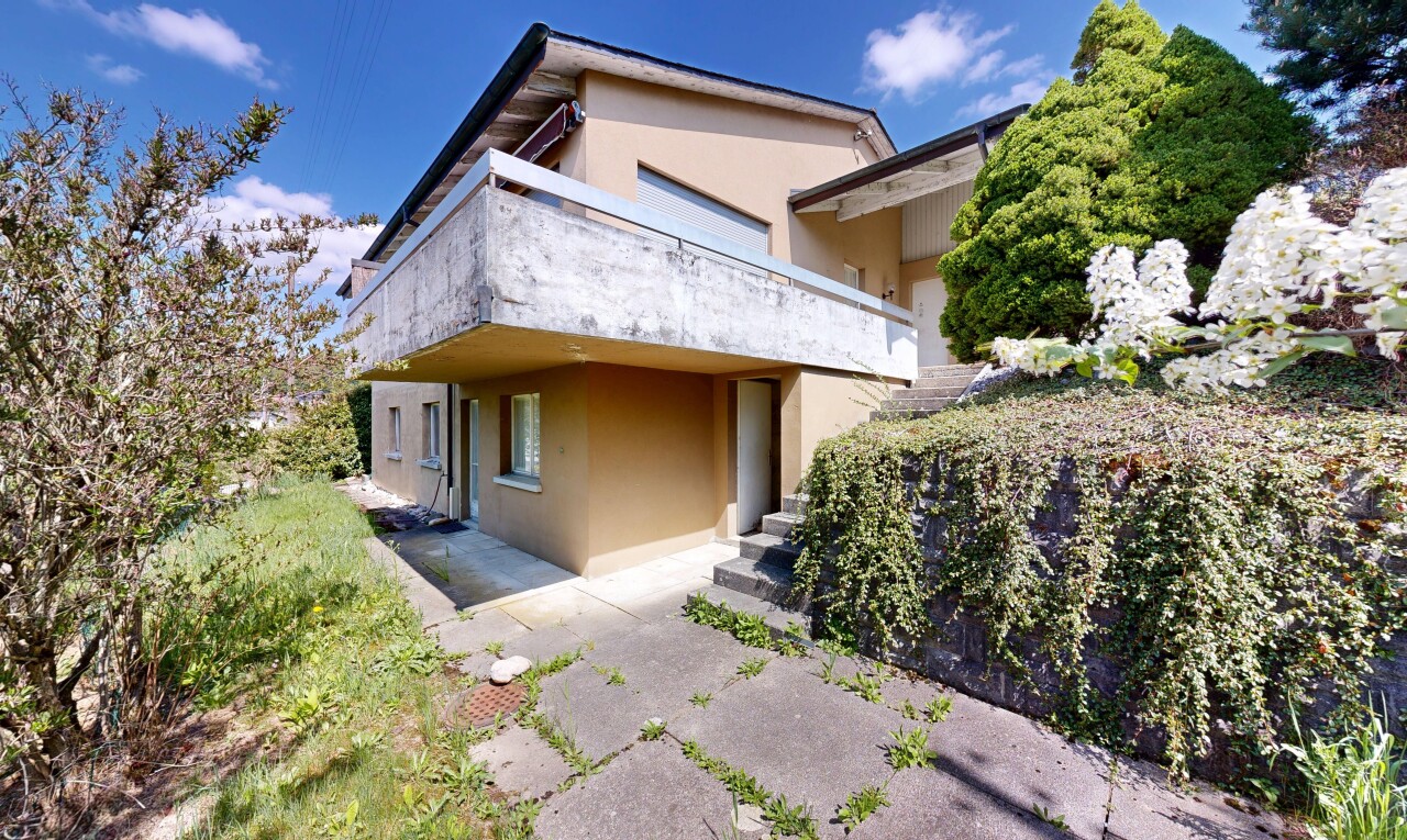 façade avec property visible, bardage en stuc, day time, et balcon