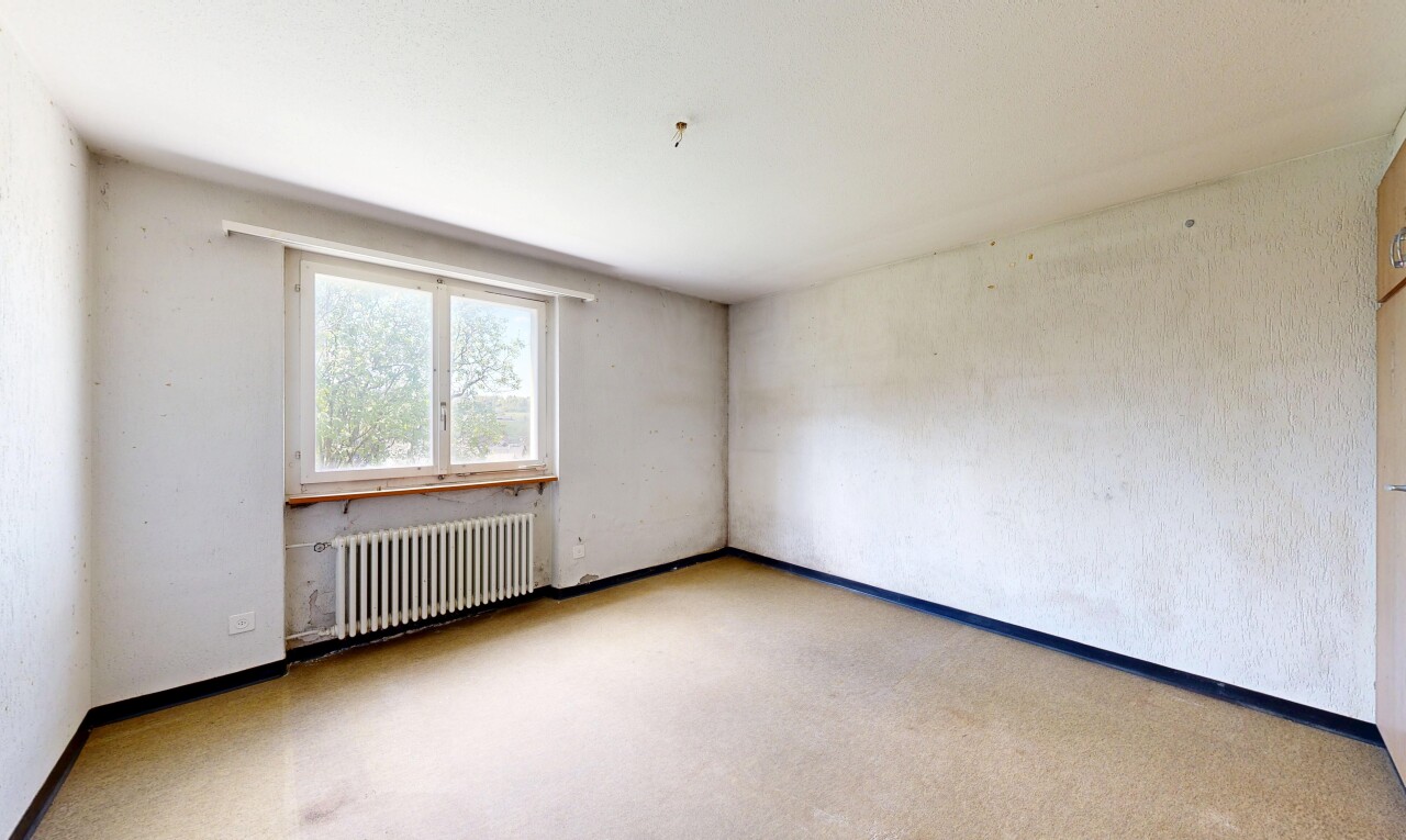 pièce vide avec radiateur, moquette, carpet, inside property, et lumière naturelle